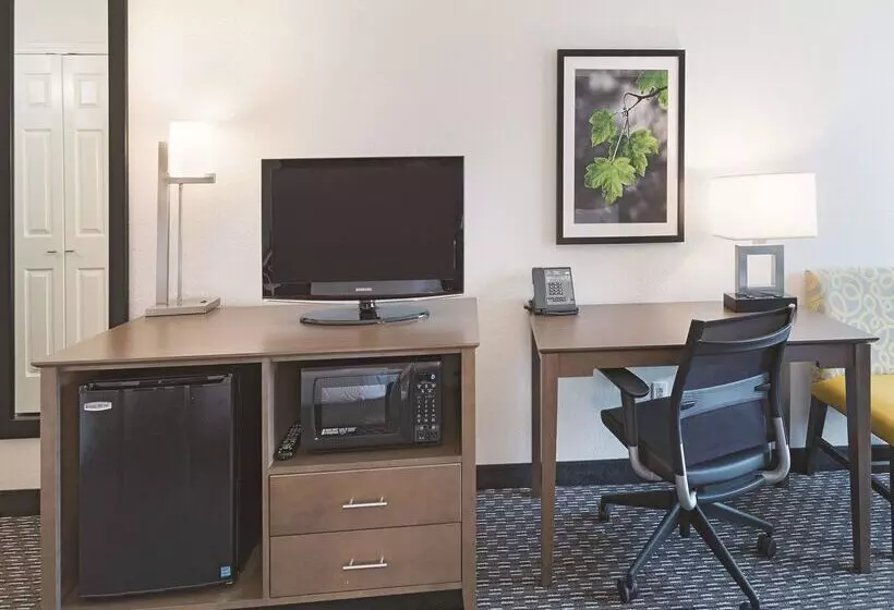 Отель La Quinta By Wyndham Arlington North 6 Flags Dr