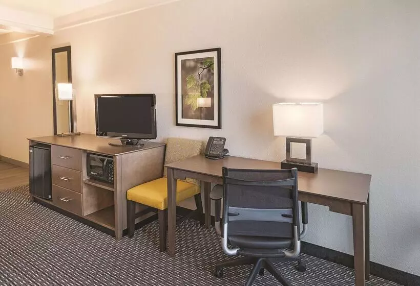 Отель La Quinta By Wyndham Arlington North 6 Flags Dr