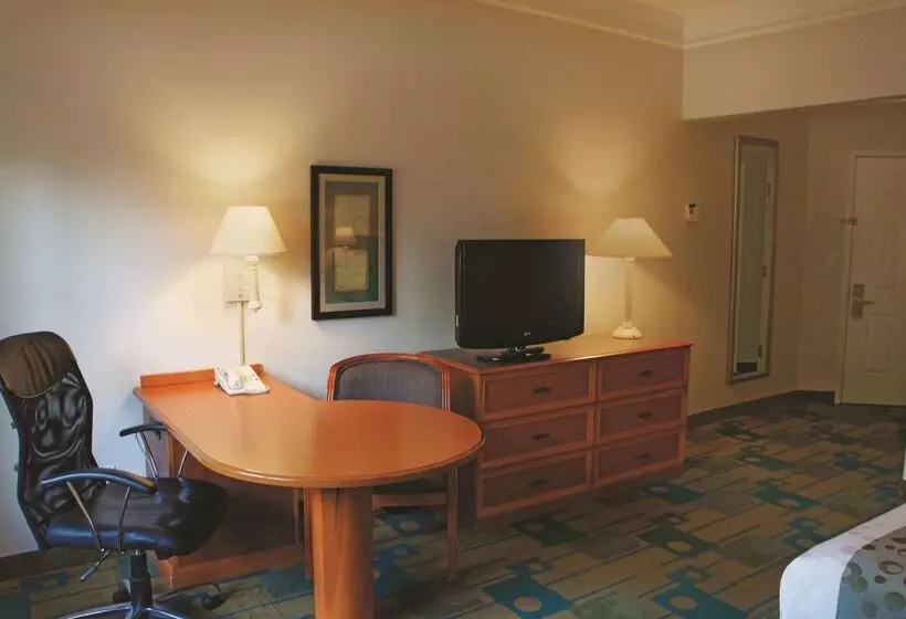 هتل La Quinta Inn & Suites By Wyndham Houston Bush Iah South