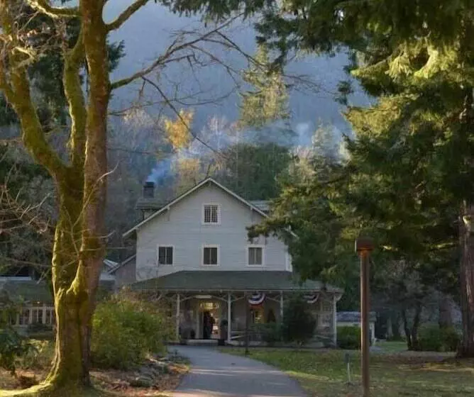 هتل Lake Crescent Lodge