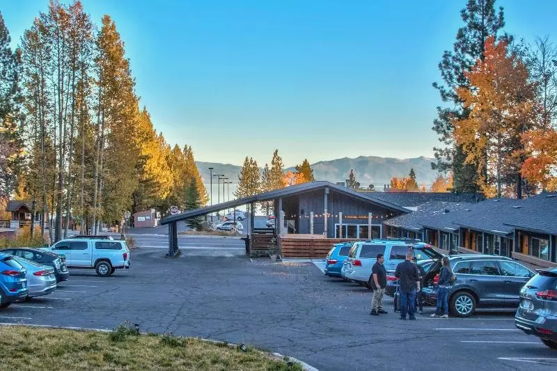فندق على الطريق Basecamp Tahoe City