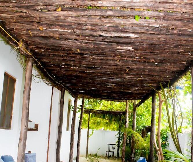 تختخواب و صبحانه Blue Roof Lodge Jambiani