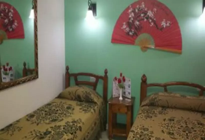 هتل Hostal Oriente