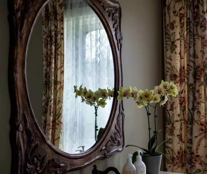 Maplehurst Manor Bed And Breakfast