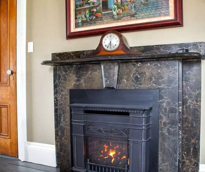 Maplehurst Manor Bed And Breakfast