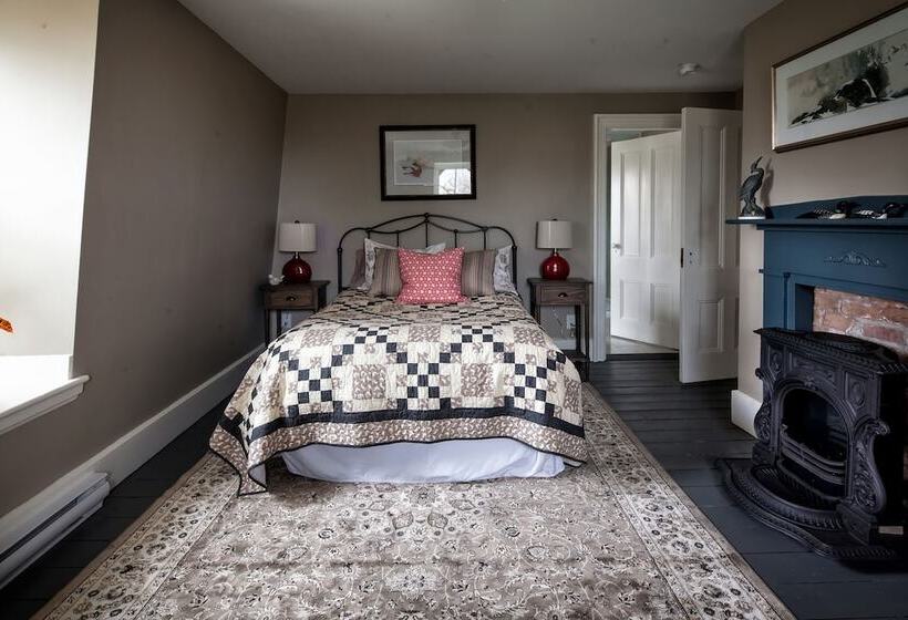 Maplehurst Manor Bed And Breakfast