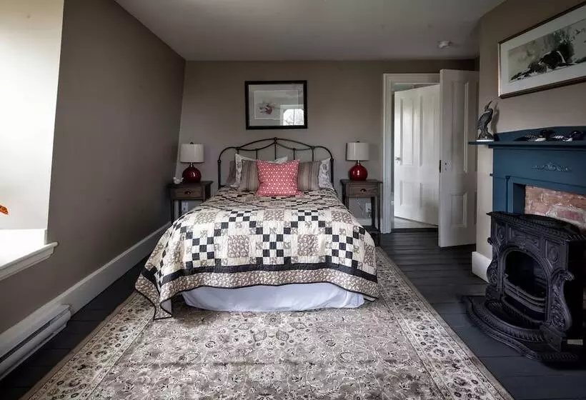 Maplehurst Manor Bed And Breakfast