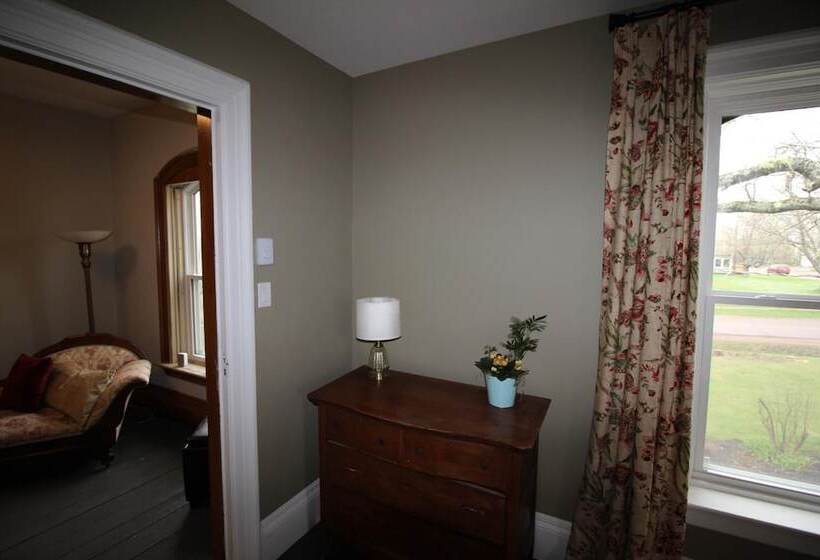 Maplehurst Manor Bed And Breakfast