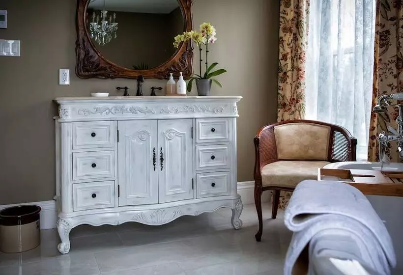 Maplehurst Manor Bed And Breakfast