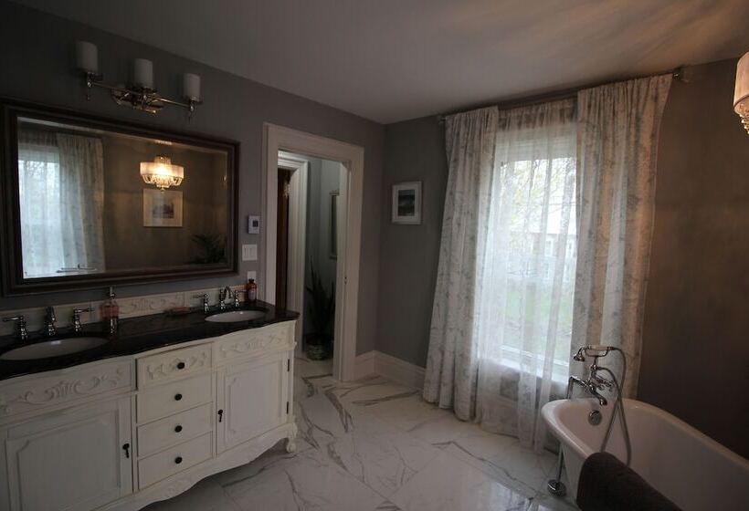 Maplehurst Manor Bed And Breakfast