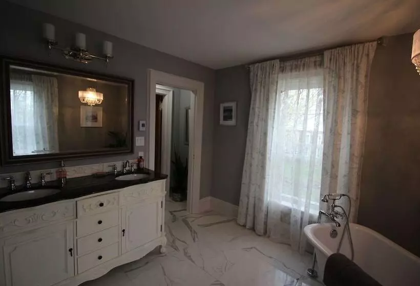 Maplehurst Manor Bed And Breakfast