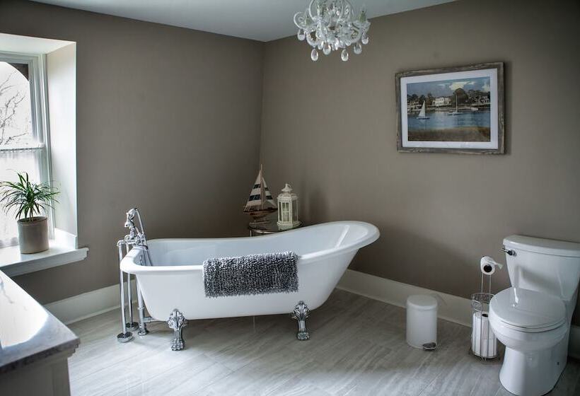 Maplehurst Manor Bed And Breakfast