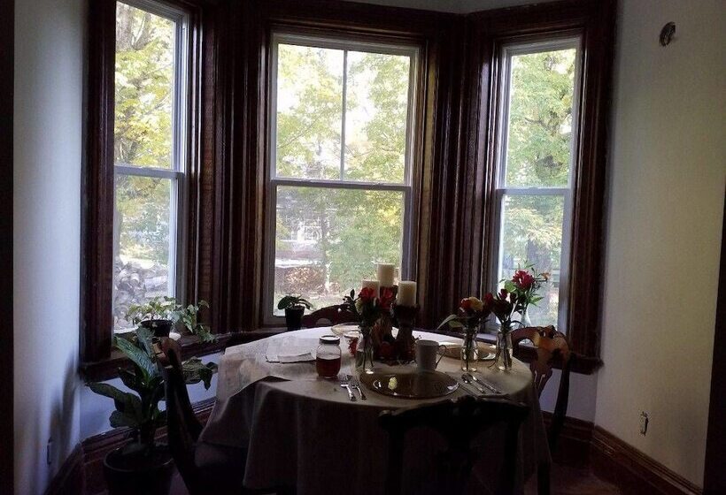 Maplehurst Manor Bed And Breakfast