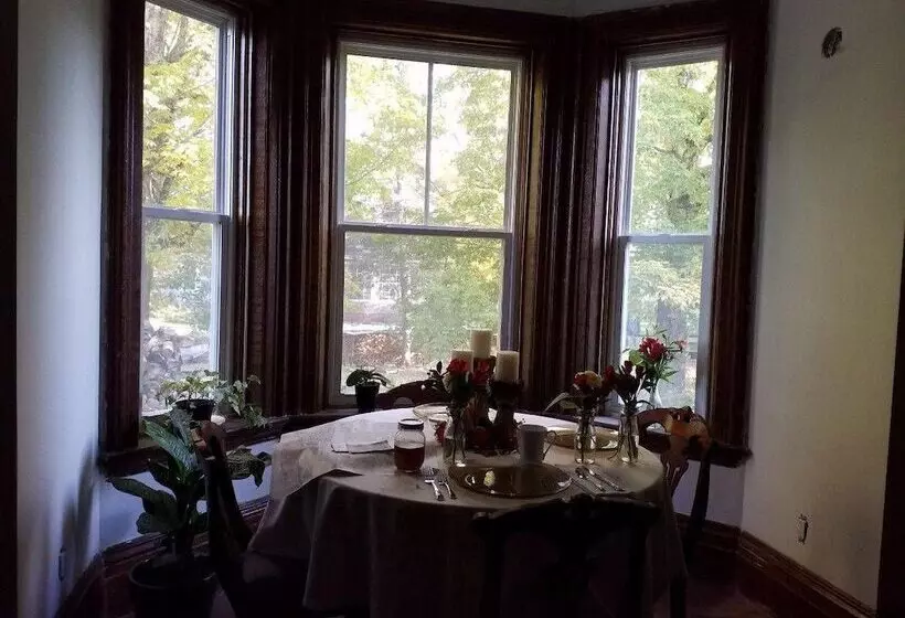 Maplehurst Manor Bed And Breakfast