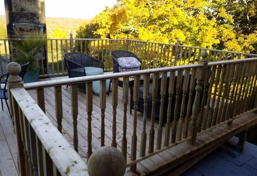 Maplehurst Manor Bed And Breakfast