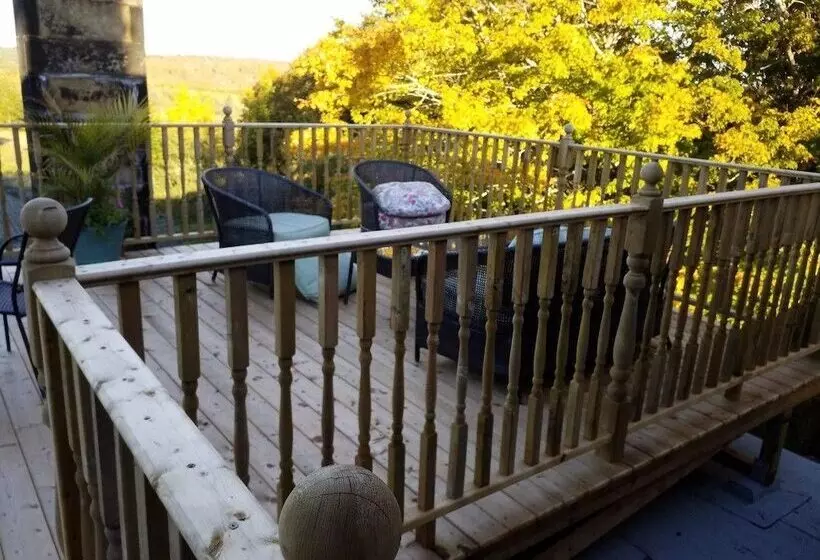 Maplehurst Manor Bed And Breakfast