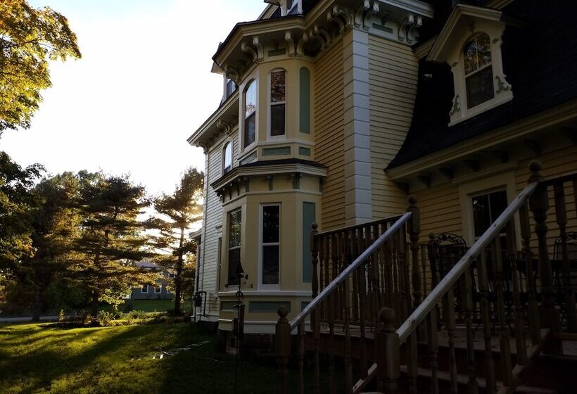 Maplehurst Manor Bed And Breakfast