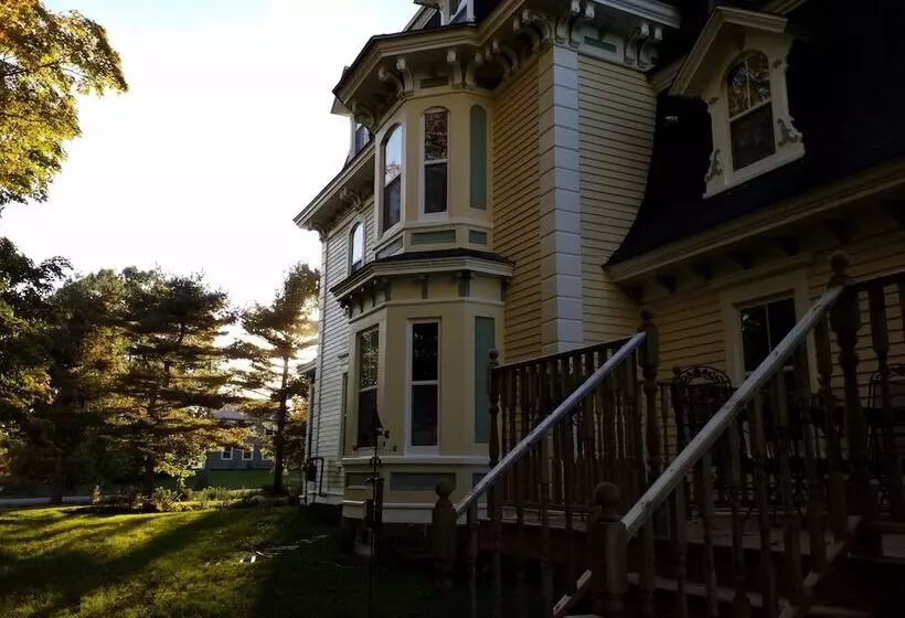 Maplehurst Manor Bed And Breakfast