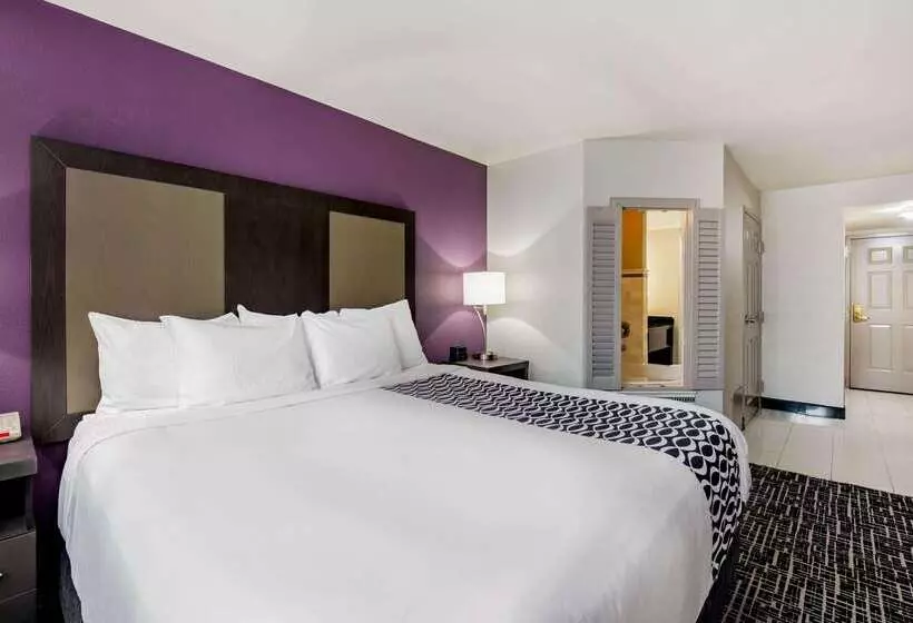 בית מלון כפרי La Quinta Inn By Wyndham West Long Branch