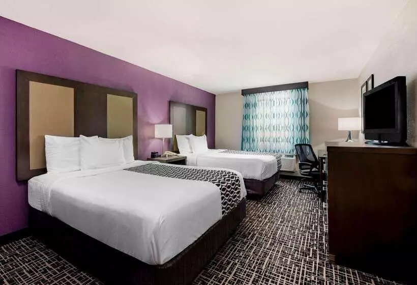 בית מלון כפרי La Quinta Inn By Wyndham West Long Branch