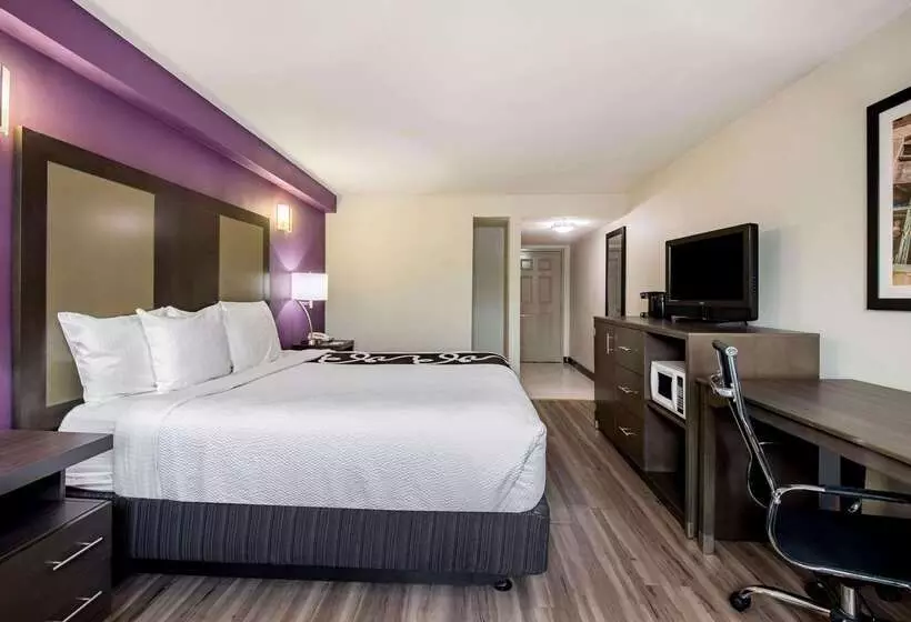 בית מלון כפרי La Quinta Inn By Wyndham West Long Branch