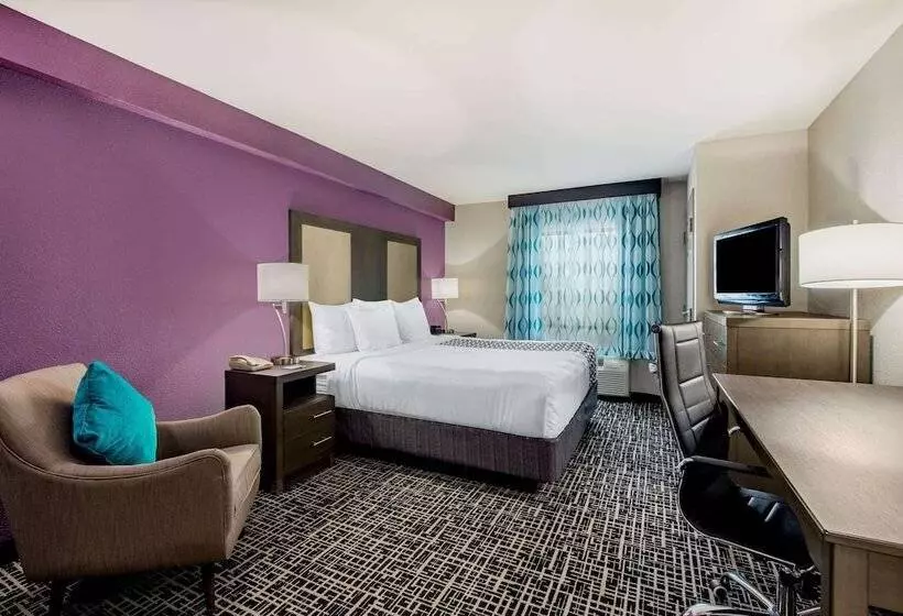 בית מלון כפרי La Quinta Inn By Wyndham West Long Branch