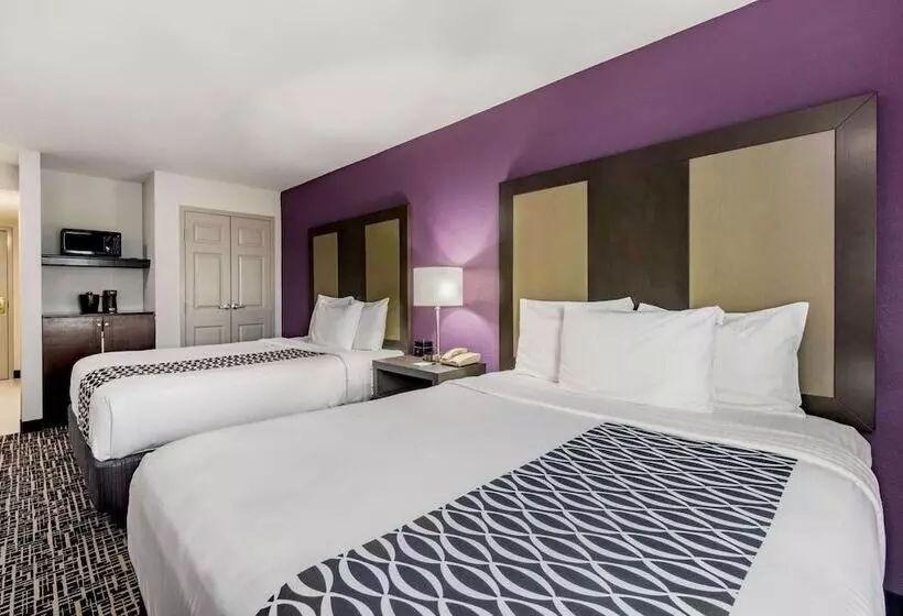 בית מלון כפרי La Quinta Inn By Wyndham West Long Branch