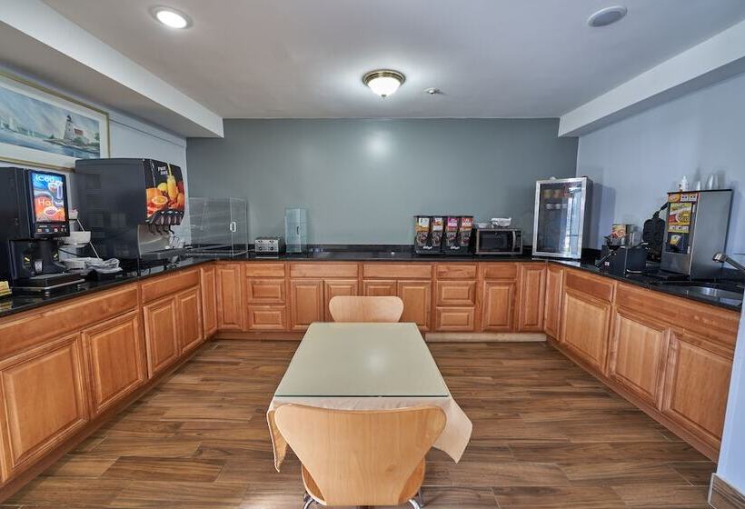 هتل The Mariner Resort Cape Cod By The Red Collection