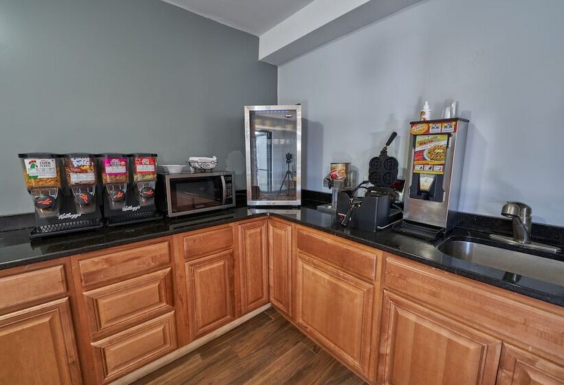 هتل The Mariner Resort Cape Cod By The Red Collection