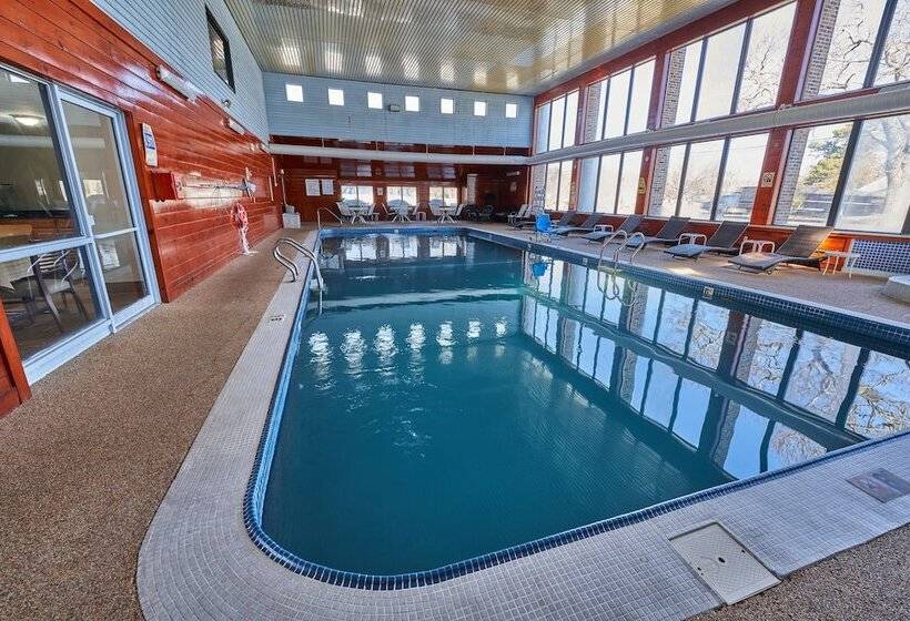 هتل The Mariner Resort Cape Cod By The Red Collection