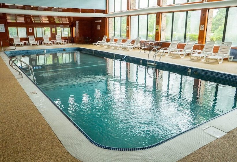 هتل The Mariner Resort Cape Cod By The Red Collection