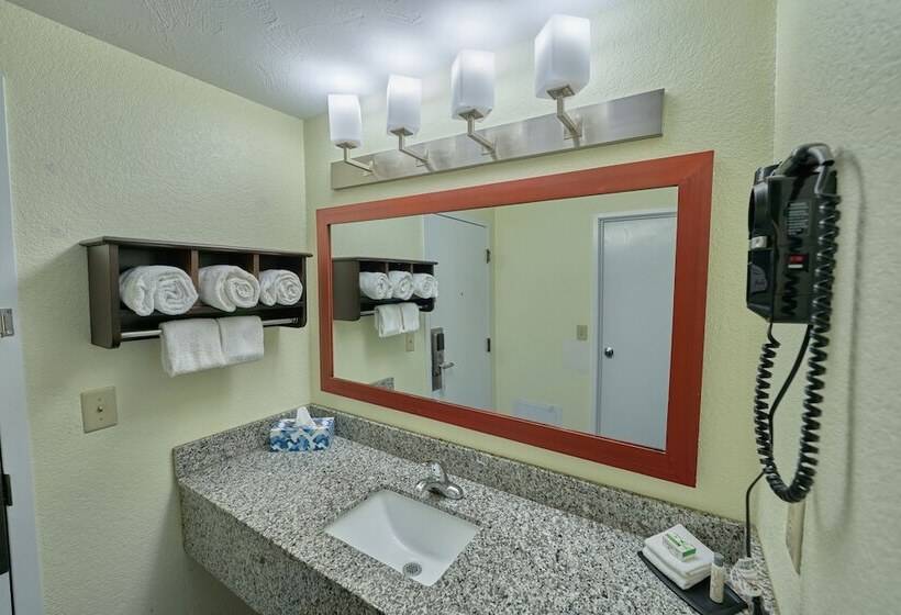 هتل The Mariner Resort Cape Cod By The Red Collection