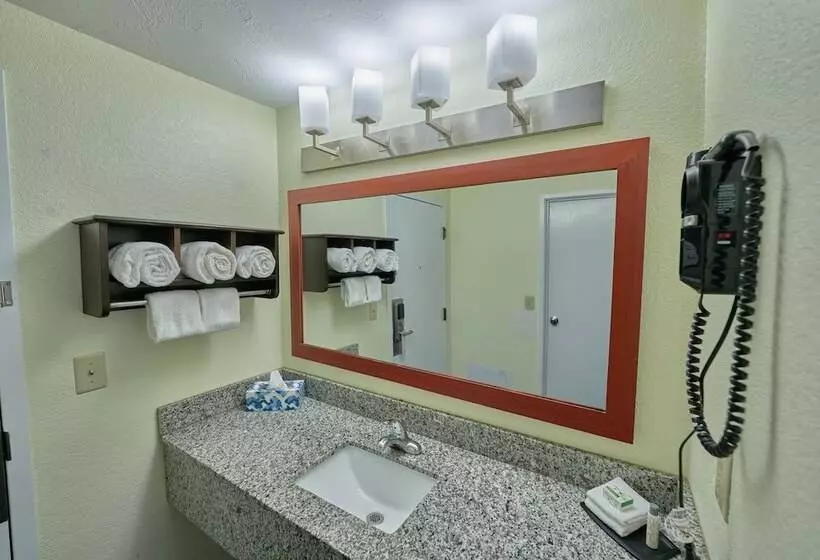 ホテル The Mariner Resort Cape Cod By The Red Collection