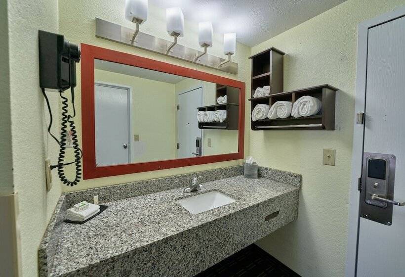 هتل The Mariner Resort Cape Cod By The Red Collection