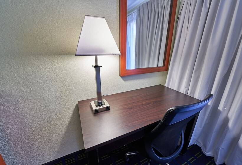 هتل The Mariner Resort Cape Cod By The Red Collection