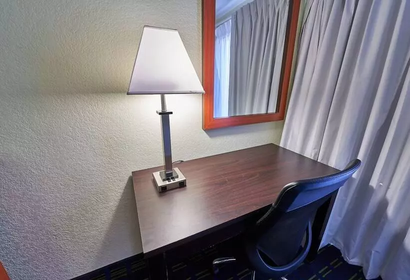 ホテル The Mariner Resort Cape Cod By The Red Collection