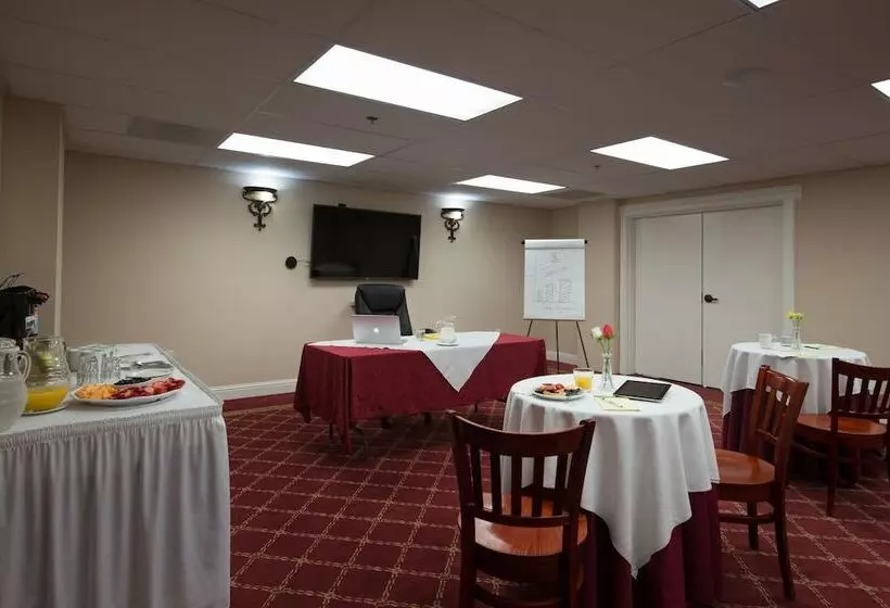 בית מלון כפרי The Monterey