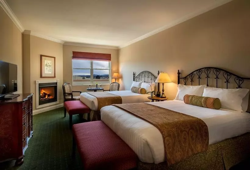 בית מלון כפרי The Monterey