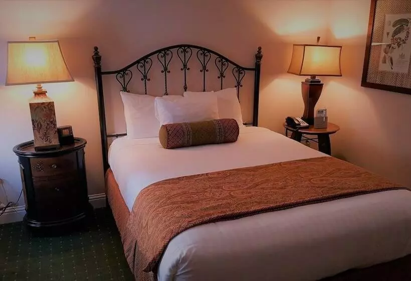 בית מלון כפרי The Monterey