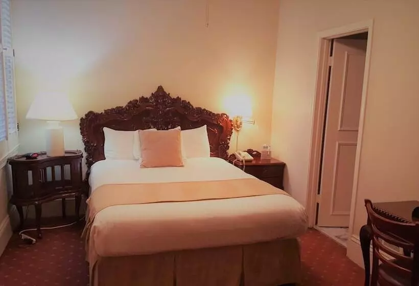 בית מלון כפרי The Monterey