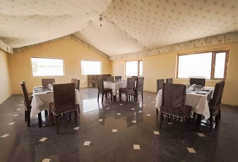Hotelli Rajwada Desert Camp By Park Tree