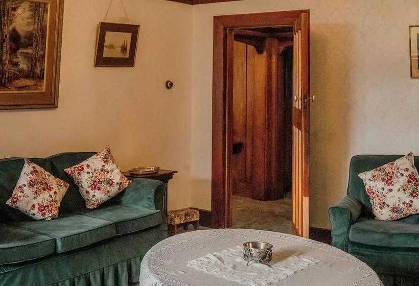 Majatalo Hemsworth Estate