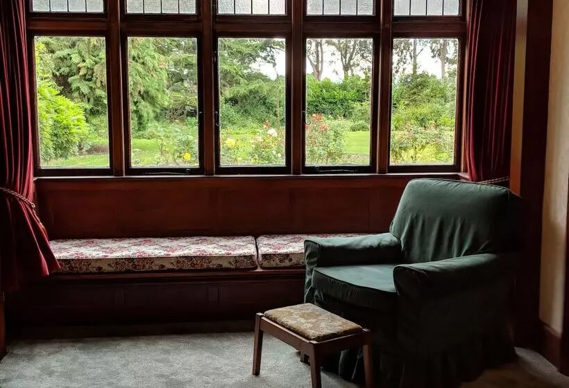 Majatalo Hemsworth Estate