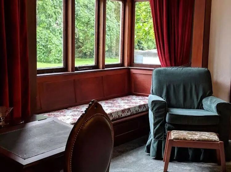 Majatalo Hemsworth Estate