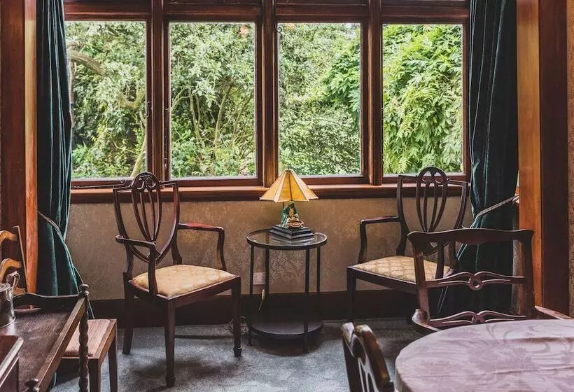 Majatalo Hemsworth Estate