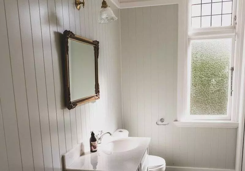 Majatalo Hemsworth Estate