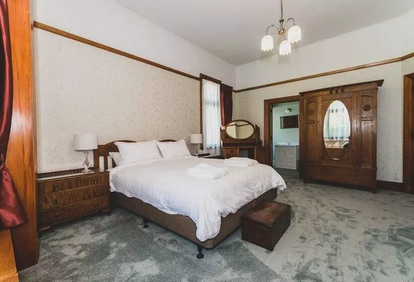 Majatalo Hemsworth Estate