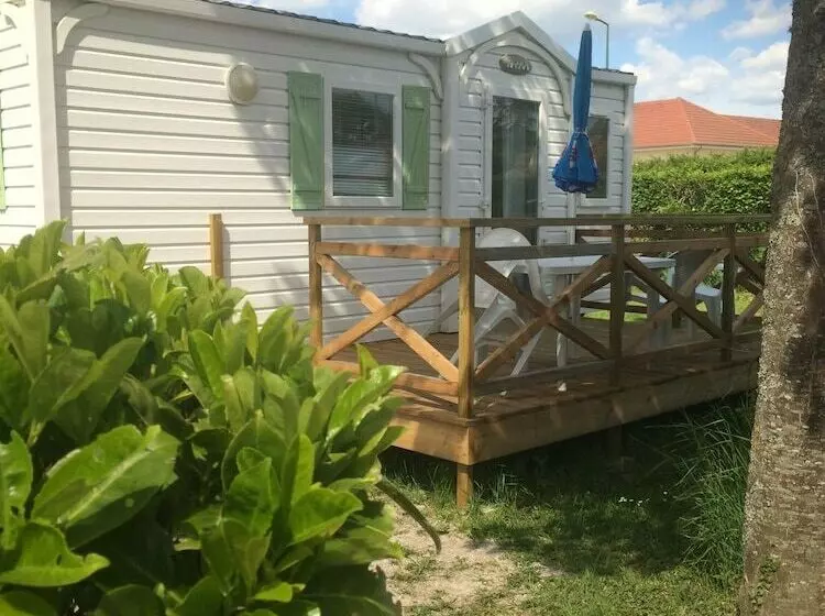 Hotelli Tonneau Herbergement Insolite Au Camping Des Nieres