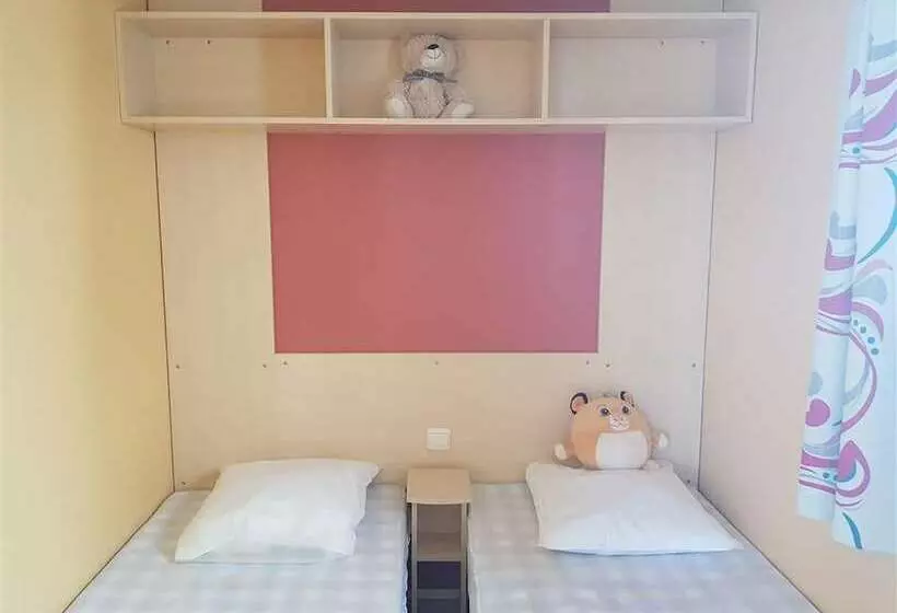 Hotelli Tonneau Herbergement Insolite Au Camping Des Nieres