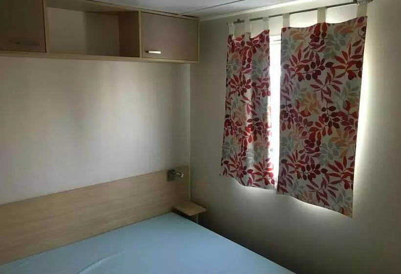 Hotelli Tonneau Herbergement Insolite Au Camping Des Nieres